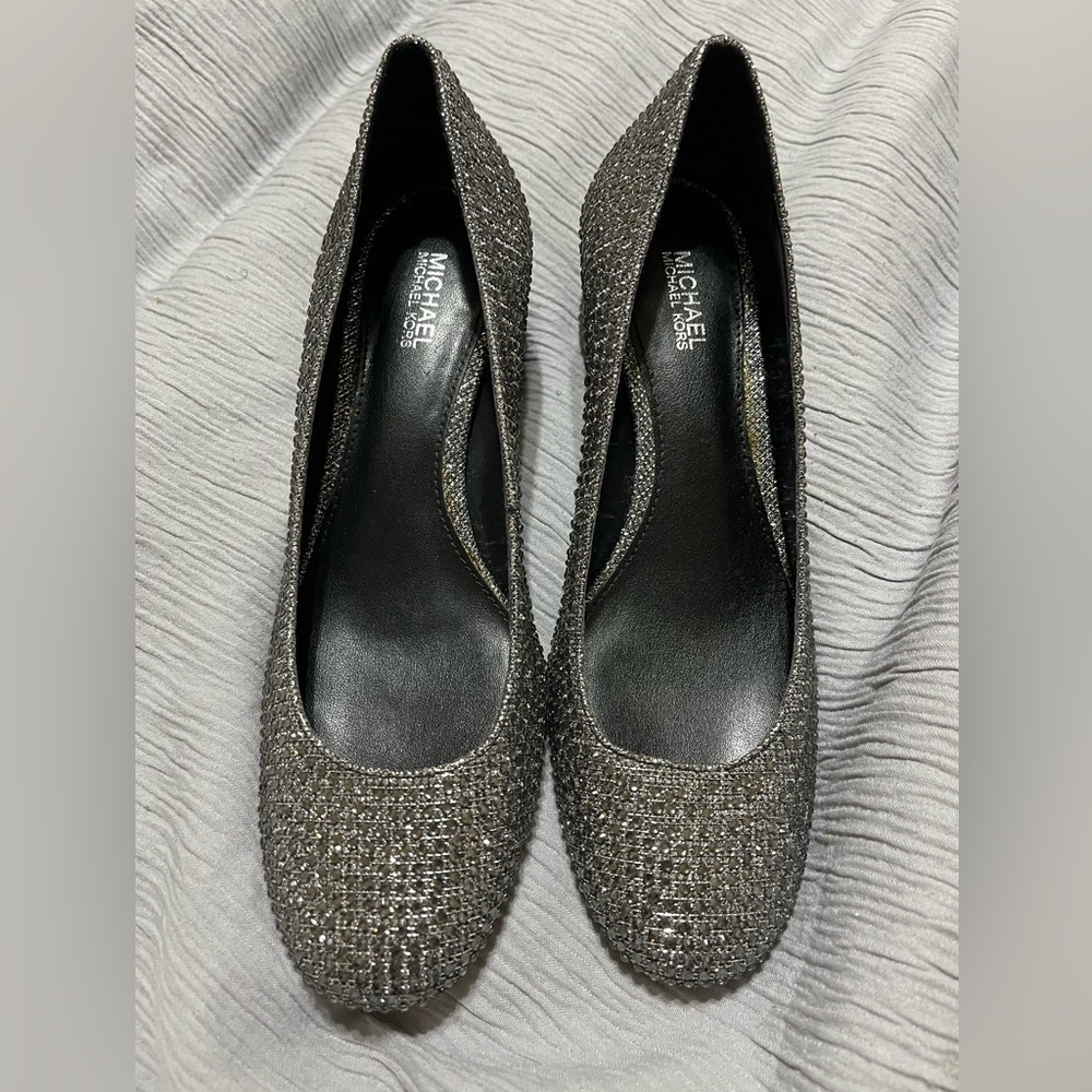 Michael Kors Sz 6.5 M Sparkly Silver On Black Pumps.Well Cushioned. 1.75” Heel - Picture 2 of 8